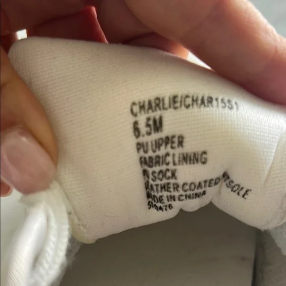 Steve Madden White Sneakers Classic Minimalist Design - Picture 3 of 5